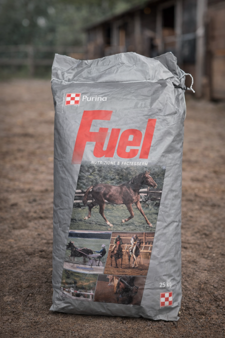 علف Purina Fuel طاقة وأداء عالي للخيول 🐴 مصمّم لدعم القوة، التحمل والنشاط اليومي، مناسب للخيول الرياضية وخيول السباق والتدريب. تغذية متوازنة تساعد على رفع الأداء والحفاظ على صحة الحصان 💪🏇