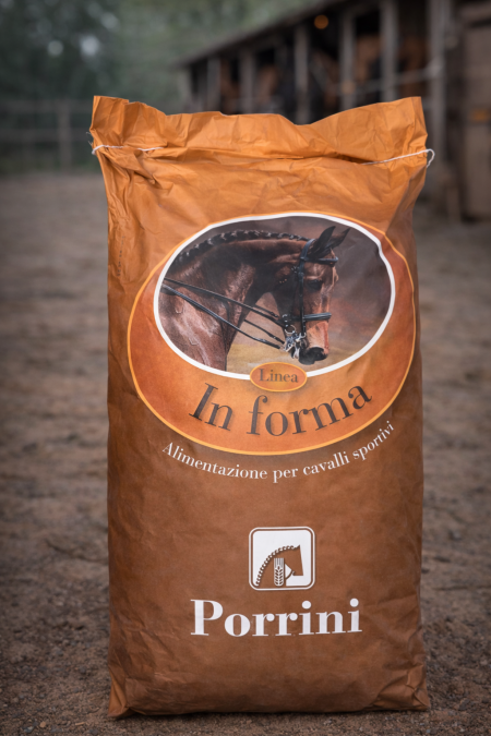 علف Porrini Linea In Forma مخصّص للخيول الرياضية 🏇 تركيبة متوازنة تساعد على الحفاظ على اللياقة، النشاط، والقوة العضلية، مع طاقة مدروسة تدعم الأداء بدون إجهاد. الخيار المثالي للخيول اللي بدها توازن بين القوة والرشاقة