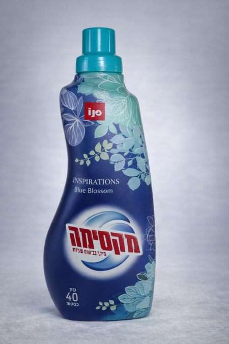 منعّم أقمشة Blue Blossom بتركيبة راقية تمنح الملابس نعومة فائقة ورائحة زهرية منعشة تدوم طويلاً، ليبقى إحساس الانتعاش والأناقة حاضرًا بعد كل غسلة