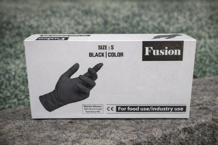 قفازات نيتريل Fusion 🧤 قفازات قوية ومريحة، تحمي اليدين أثناء العناية بالخيل، التنظيف، التضميد والتغذية 🐴 مقاومة للتمزق، بدون بودرة، وتوفّر إحساس ممتاز وثبات عالي أثناء العمل 💪 مناسبة للاستخدام اليومي في الإسطبلات والأعمال البيطرية.