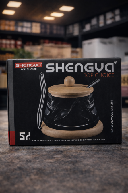 علبة سكر SHENGYA – Top Choice ✨ تصميم أنيق بوعاء أسود فخم، غطاء وقاعدة خشب طبيعي مع ملعقة ستانلس، عملية وتضيف لمسة راقية لأي مطبخ ☕🌿