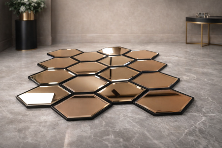 قطعة زجاج طول 80سم عرض 70سم.     قطعة ديكور زجاجية بتصميم هندسي عصري لمسات عاكسة تضيف عمق وفخامة للمكان، مثالية لتزيين الجدران ومنح المساحة طابعًا أنيقًا ومميزًا