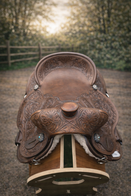سرج خيل جلد طبيعي محفور يدويًا بتصميم فاخر ولمسة تراثية مميزة 🤎 راحة عالية للفارس والحصان، ثبات ممتاز، وتشطيب دقيق يبرز القوة والأناقة معًا. مثالي للركوب اليومي، العروض، ومحبي الفخامة الأصيلة
