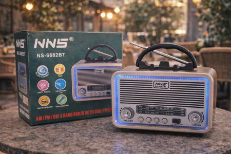 راديو NNS NS-6682BT بتصميم ريترو أنيق مع إضاءة LED جذابة، يدعم Bluetooth وTWS وتشغيل الموسيقى عبر USB وTF وAUX، مع استقبال AM / FM / SW وصوت واضح. عملي، سهل الحمل، ومثالي للبيت أو الرحلات.
