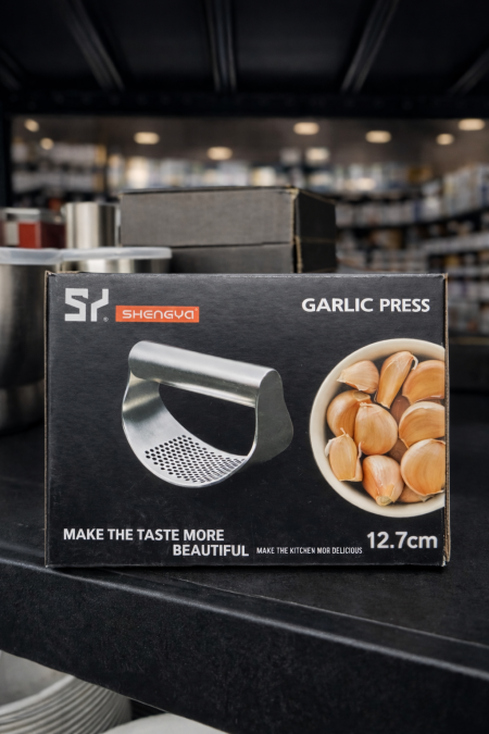 عصّارة ثوم ستانلس ستيل عملية وقوية ✨ تسحق الثوم بسهولة وبضغطه واحدة، تصميم مريح وسهل التنظيف، مثالية لمطبخك اليومي ولمذاق ألذ 🍽️🧄