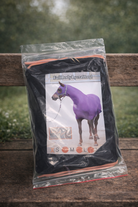 غطاء ليكرا كامل للجسم للخيول 🖤 يوفّر حماية ممتازة من الحشرات والخدوش ويساعد على الحفاظ على نظافة ولمعان شعر الحصان. قماش ليكرا مرن ومريح، تصميم عملي يغطي الجسم بالكامل، مثالي للتدريب، النقل، أو داخل الإسطبل 🏇💪