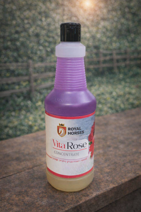 VitaRose Concentrate مركز ماء الورد للخيول يمنح لمعانًا فوريًا للشعر، يرطّب الجلد ويهدّئه، يعزز صحة المعطف ويترك رائحة منعشة مثالية للعروض والاستخدام اليومي.
