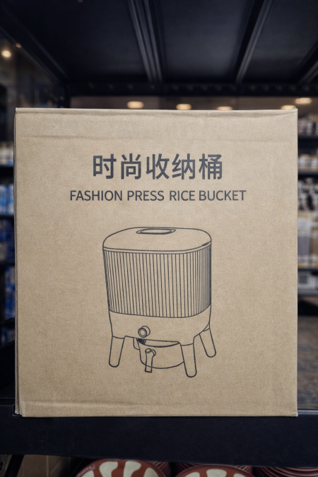 سطل تخزين رز عملي وعصري 🍚 تصميم أنيق مع زر ضغط للتوزيع السهل، يحافظ على الرز طازج ونظيف، ويوفّر ترتيب مثالي لمطبخك ✨