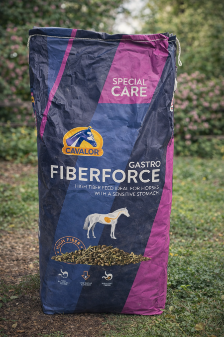 علف Cavalor FiberForce Gastro 🌿 تركيبة عالية الألياف مخصصة للخيول ذات المعدة الحساسة، تساعد على تهدئة الجهاز الهضمي وتحسين الهضم بشكل طبيعي 💚 مثالي للخيول التي تحتاج عناية خاصة وتغذية آمنة ومتوازنة 🏇