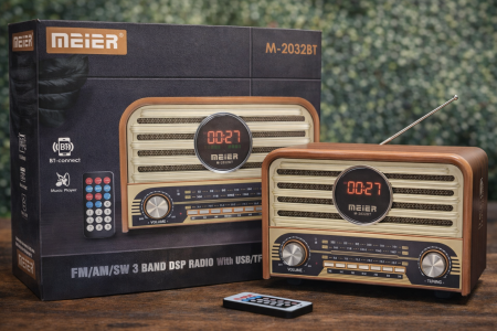 راديو Meier M-2032BT بتصميم كلاسيكي أنيق يجمع بين الشكل التراثي والتقنيات الحديثة. يدعم Bluetooth، USB وTF Card مع راديو FM/AM/SW وصوت قوي وواضح، مثالي للبيت، المكتب أو الرحلات.