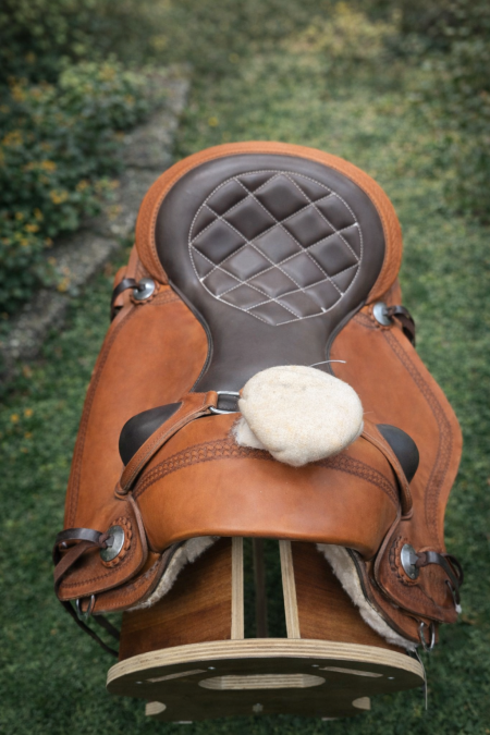 سرج خيل جلد طبيعي فاخر 🤎 تصميم مريح مع تبطين مبطّن بالخياطة المربعة لثبات أعلى وراحة أثناء الركوب 🧵 جلد قوي وتشطيب أنيق مع صوف ناعم لحماية ظهر الحصان 🐴 مثالي للتدريب والركوب اليومي والرحلات الطويلة.