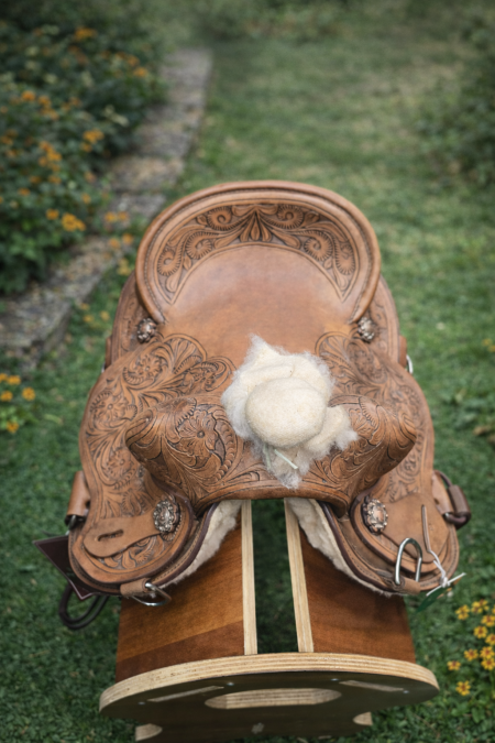 سرج خيل جلد فاخر 🤎 نقوش يدوية أنيقة مع تبطين صوفي ناعم لراحة قصوى وثبات ممتاز أثناء الركوب 🧵 مصمم لتوزيع الوزن بشكل متوازن وحماية ظهر الحصان، مثالي للتدريب والركوب الطويل 🐴💪 جودة عالية ولمسة فخامة تليق بالمحترفين.