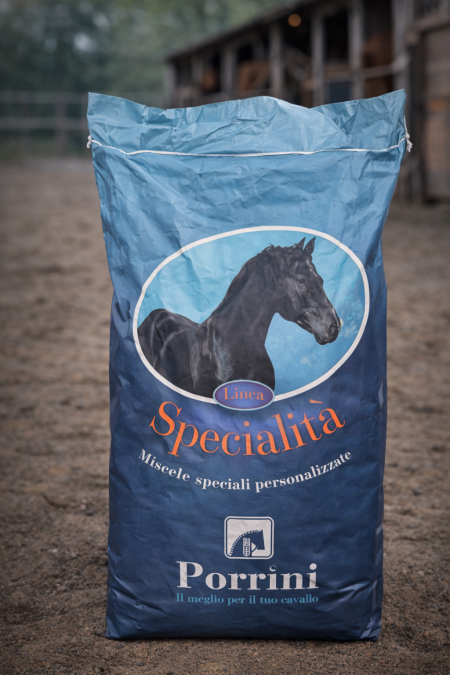 علف Porrini Linea Specialità تركيبة خاصة ومخصّصة لتلبية احتياجات خيلك 🖤 يوفّر تغذية متوازنة تدعم القوة، الحيوية، وصحة الخيل اليومية، مع جودة عالية تناسب الخيول الرياضية وخيول التربية. الاختيار الأمثل لمن يبحث عن عناية غذائية دقيقة وأداء ثابت