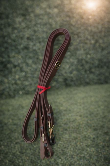 زمام/حبال تدريب خيل جلدية مصنوعة من جلد طبيعي عالي الجودة مع مشابك معدنية متينة، توفّر تحكمًا سلسًا وراحة في الاستخدام أثناء التدريب والقيادة. تصميم أنيق وخفيف في اليد، مثالي للإسطبلات، التمارين اليومية والمنافسات. جودة فروسية تعتمد عليها ولمسة راقية لكل فارس 👌