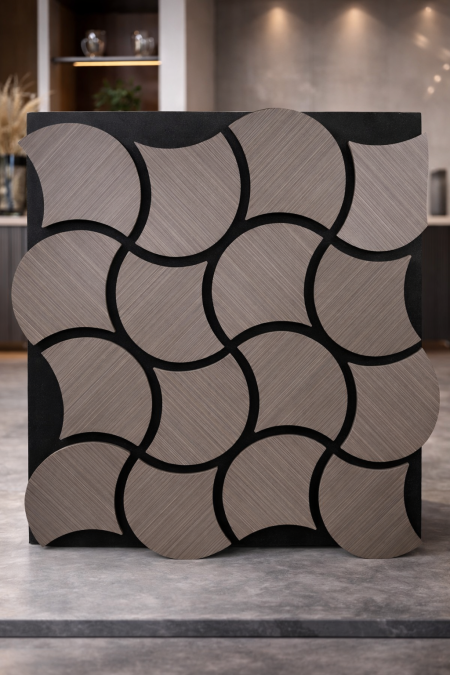 قطع خشب طبيعي مع طبقة عازل رطوبه وعازل صوت طول 70سم وعرض 70سم.      ألواح ديكور خشبية بتصاميم هندسية عصرية لمسة فخامة طبيعية بتفاصيل دقيقة وألوان دافئة، مثالية للجدران، المداخل، وغرف المعيشة. تصاميم مبتكرة تعطي عمق وأناقة للمكان مع سهولة تركيب وجودة عالية