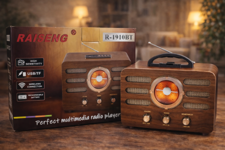 راديو RAISENG R-1910BT بتصميم ريترو خشبي فاخر مع قرص تناظري مضيء، يدعم Bluetooth وتشغيل الموسيقى عبر USB وTF، مع بطارية قابلة للشحن وصوت عالي الجودة. قطعة أنيقة تجمع بين الأصالة والتقنية الحديثة