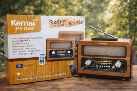 راديو Kemai MD-1910BT بتصميم ريترو خشبي أنيق يجمع بين الكلاسيك والتكنولوجيا الحديثة. يدعم Bluetooth، تشغيل الموسيقى عبر USB وTF وAUX، مع استقبال FM / AM / SW وصوت واضح وعالي الجودة. خيار مثالي للبيت أو المكتب ولمحبي الأجواء الكلاسيكية.