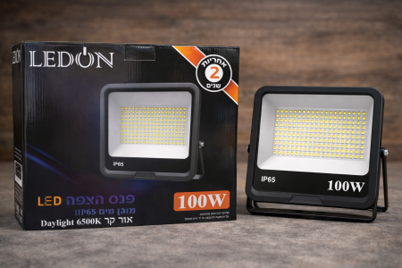 كشاف LED خارجي – 100W إضاءة قوية وعملية للاستخدام اليومي 💡 المواصفات: القدرة: 100 واط لون الإضاءة: أبيض نهاري Daylight 6500K درجة الحماية: IP65 مقاوم للماء والغبار إضاءة قوية بثبات عالي موفر للطاقة وعمر تشغيلي طويل مناسب للساحات، المداخل، المخازن، والواجهات