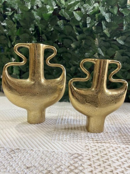 قطعتان مزهريتان نحاس اصلي ومكفول ديكور بتصميم فني عصري ولون ذهبي فاخر، شكل منحوت يلفت النظر ويضيف لمسة أناقة لأي طاولة أو زاوية في البيت. مثالية للديكور العصري والحديث، وتنسّق بسهولة مع مختلف الألوان والمساحات.