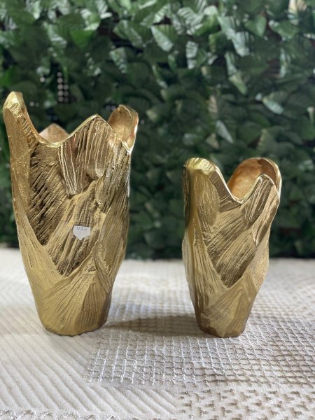 فازتان ديكور نحاس اصاي مكفول بتصميم فني عصري ولمسة ذهبية فاخرة مع نقش بارز أنيق. تضيفان طابعاً راقياً لأي طاولة أو زاوية في المنزل، وتناسبان الورد الجاف أو للعرض كقطعة ديكور مستقلة. خيار مثالي لمحبي الذوق العصري والفخم.