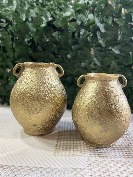 فازتان ديكور نحاس اصلي مكفول بتصميم كلاسيكي أنيق ولون ذهبي مطفي بملمس بارز وفاخر. تضيفان لمسة فخامة ودفء لأي مساحة، مناسبة للطاولات والرفوف وزوايا الصالون، ويمكن تنسيقهما مع الورد الجاف أو تركهما كقطعة ديكور مستقلة.