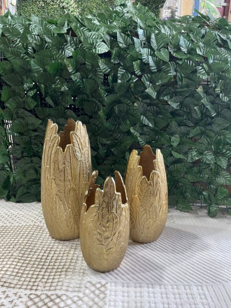 طقم فازات ديكور نحاس اصلي مكفول بتصميم أوراق أنيق ولون ذهبي فاخر، يضيف لمسة فنية راقية لأي مساحة. مثالي لتزيين الطاولات وزوايا الصالون، ويبرز جمال الورد الجاف أو يُعرض كقطعة ديكور مستقلة تعكس الذوق العصري والفخم.