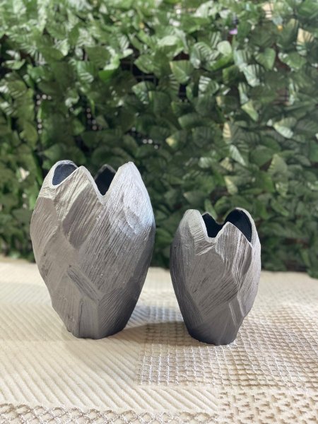 فازتان ديكور بتصميم عصري أنيق ولون رمادي مطفي بملمس فني مميز. تضيفان لمسة هادئة وراقية لأي مساحة، مثالية للديكور المودرن وتنسجمان بسهولة مع مختلف الألوان، ويمكن استخدامهما مع الورد الجاف أو كقطعة ديكور مستقلة.