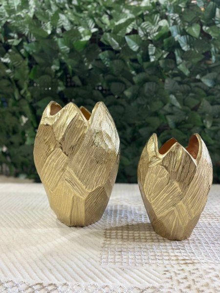 فازتان ديكور نحاس اصلي مكفول بتصميم عصري مستوحى من شكل الزهرة، بلون ذهبي دافئ ولمسة مطفية أنيقة. تضيفان فخامة هادئة لأي مساحة، مناسبتان للطاولات والزوايا وتبدوان رائعتين مع الورد الجاف أو كقطعة ديكور فنية مستقلة.