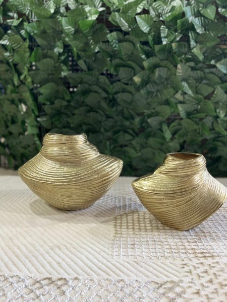 فازتان ديكور نحاس اصلي مكفول بتصميم عصري ناعم مع خطوط دائرية أنيقة، بلون ذهبي فاخر ولمسة مطفية راقية. تضيفان إحساساً بالفخامة والبساطة في آن واحد، مثاليتان للديكور المودرن وتنسجمان مع الطاولات والرفوف وزوايا الصالون، سواء مع الورد الجاف أو كقطعة ديكور مستقلة.