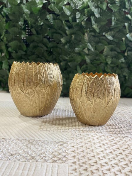 فازتان ديكور نحاس اصلي مكفول بتصميم أوراق متقن ولمسة ذهبية فاخرة، تضيفان طابعاً أنيقاً ودافئاً لأي مساحة. مثاليتان لتزيين الطاولات والرفوف وزوايا الصالون، وتبرزان جمال الورد الجاف أو تُعرضان كقطعة ديكور راقية تلفت الأنظار.