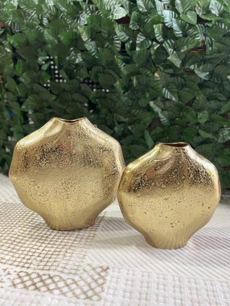 طقم فازات نحاس اصلي مكفول ديكور بتصميم ناعم وعصري ولمسة ذهبية فاخرة بملمس متدرّج. يضيف أناقة دافئة لأي مساحة، مثالي للطاولات والرفوف وزوايا الصالون، ويبدو رائعاً مع الورد الجاف أو كقطعة ديكور مستقلة تلفت الأنظار.