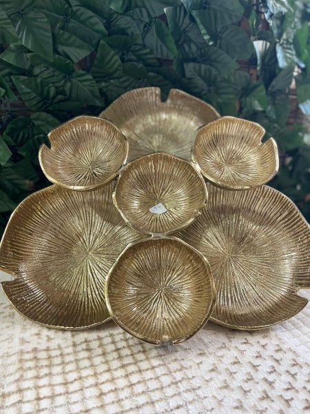 فازات ديكور صحون نحاس اصلي مكفول بتصميم أوراق أنيق ولمسة ذهبية فاخرة مع نقش بارز جذاب. مثالي للتقديم أو للعرض كقطعة ديكور راقية على الطاولات، ويضيف فخامة ولمسة طبيعية أنيقة لأي مساحة.