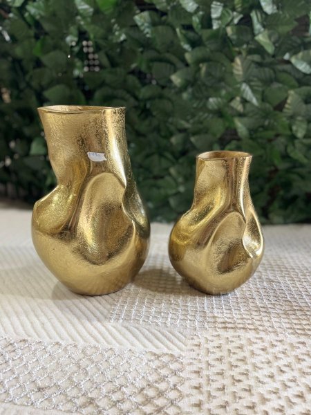 فازتان ديكور نحاس اصلي مكفول بتصميم عصري ناعم ولمسة ذهبية لامعة فاخرة. تضيفان لمسة أناقة ورقي لأي مساحة، مثاليتان للطاولات والرفوف وزوايا الصالون، وتبدوان رائعتين مع الورد الجاف أو كقطعة ديكور مستقلة تلفت الأنظار.