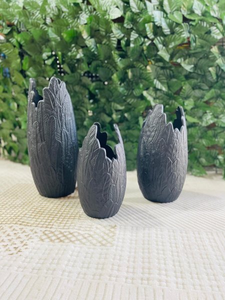 طقم فازات ديكور بتصميم أوراق أنيق ولمسة فنية عصرية، بلون رمادي داكن مطفي. يضيف عمقاً وأناقة لأي مساحة، مثالي للديكور المودرن ويبرز جمال الورد الجاف أو يُعرض كقطعة ديكور مستقلة تلفت الأنظار.