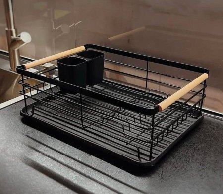 سلة جلي معدنية بتصميم عصري هيكل متين مع مقابض خشبية أنيقة، عملية لتجفيف الصحون والأكواب وتنظيم المطبخ بأسلوب راقٍ وبسيط 🖤🍽️