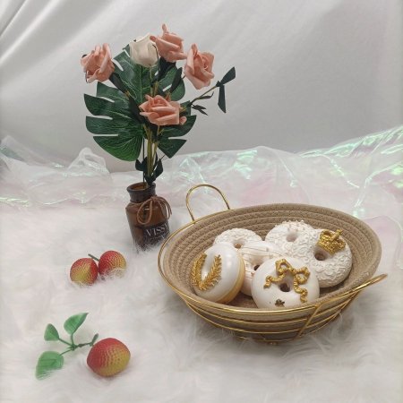 سلة تقديم للقشر أو الخبز بتصميم أنيق مصنوعة بذوق راقٍ مع لمسة ذهبية فخمة، مثالية لتقديم الخبز أو الحلويات وإضافة لمسة جمال على طاولتك ✨🍞