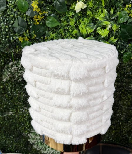 بوف فاخر بملمس فرو الارنب ناعم تصميم أنيق ومريح بلون أبيض راقٍ، يضفي لمسة فخامة ودفء على أي مساحة، مثالي لغرفة المعيشة أو غرفة النوم.