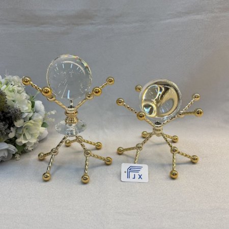 مجسم ديكوري كريستال بقاعدة ذهبية تصميم فني أنيق بلمسة فاخرة، مثالي لتزيين الطاولات والمكاتب ويضيف إشراقة وأناقة راقية لأي مساحة.