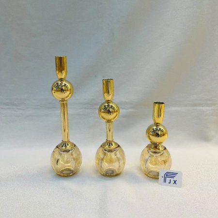 طقم شمعدانات زجاج ومعدن باللون الذهبي تصميم أنيق بثلاث مقاسات يضفي فخامة ولمسة راقية على الطاولة أو الديكور، مثالي للضيافة والمناسبات الخاصة.