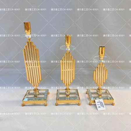 طقم شمعدانات فاخر بتصميم هندسي ذهبي ثلاثة مقاسات أنيقة بقاعدة زجاجية، تضيف لمسة فخامة عصرية للمجالس والطاولات وتناسب الديكورات الراقية.