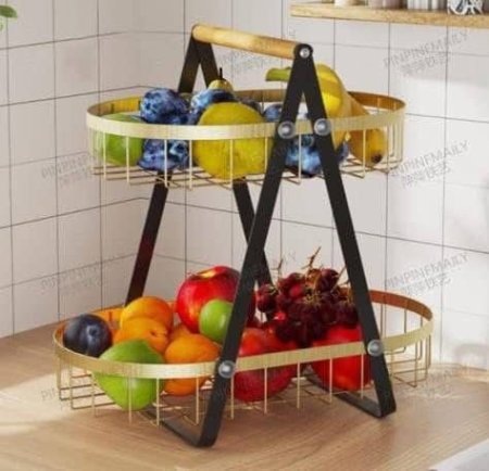 سلة فواكه بتصميم عصري تنظيم أنيق للمطبخ لعرض الفواكه بطريقة جميلة وعملية. هيكل متين مع مقبض خشبي للحمل، يوفر تهوية جيدة ويحافظ على الفواكه طازجة ولمسة ديكور راقية للمطبخ.