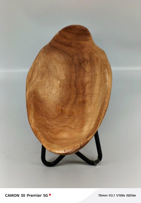 وعاء خشبي طبيعي بتصميم عضوي فريد 🌿 مصنوع من قطعة خشب واحدة بعروق طبيعية مميزة تضيف لمسة دافئة وأنيقة لأي طاولة. مثالي للتقديم أو للديكور العصري بلمسة طبيعية راقية. ✨