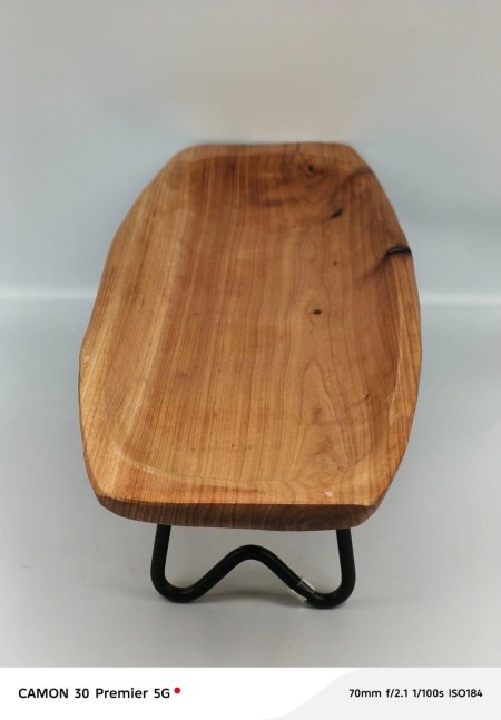 صينية خشب طبيعي بتصميم عصري وأنيق 🌿 عروق خشبية واضحة تعطيها طابع فخم ومميز لكل قطعة. مثالية للتقديم أو كديكور يضيف دفء وجمال لطاولتك ✨