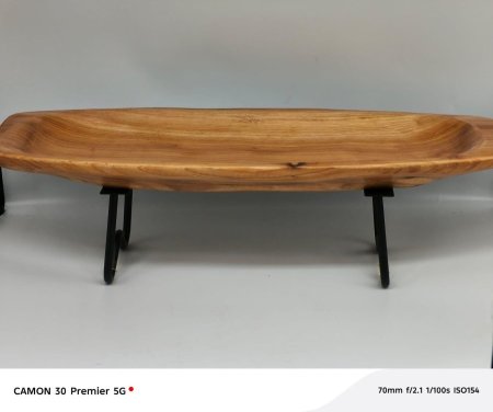 صينية تقديم خشب طبيعي مع أرجل معدنية أنيقة 🌿 تصميم طويل وعصري يضيف لمسة فخامة على طاولتك. مثالية للتقديم أو كقطعة ديكور مميزة تلفت الأنظار ✨