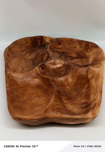 طبق خشب طبيعي بتصميم فني مميز 🌿 تقسيم داخلي أنيق مثالي للمكسرات أو المقبلات، مع عروق خشبية فريدة بكل قطعة. لمسة فخامة طبيعية تضيف جمال خاص لطاولتك ✨