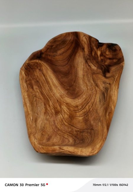 صحن خشب طبيعي بتصميم عشوائي مميز 🌿 عروق خشبية غنية تعطي كل قطعة طابع فريد وأنيق. مثالي للتقديم أو كقطعة ديكور تضيف دفء طبيعي لأي مساحة ✨