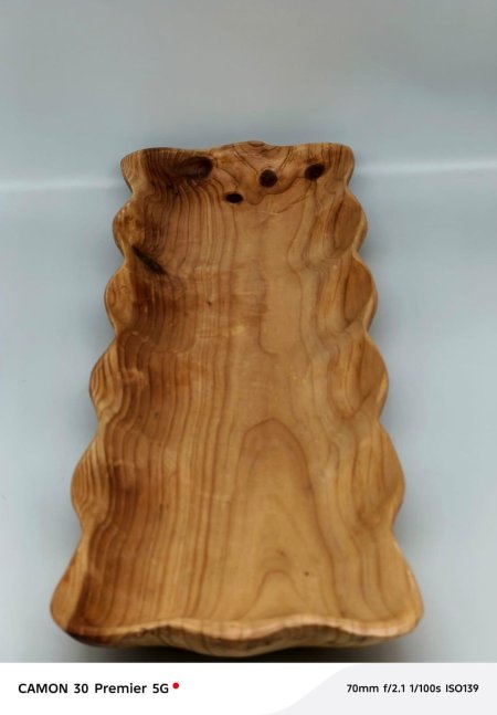 صينية خشب طبيعي بحواف متموجة بتصميم فريد 🌿 عروق واضحة ولمسة ريفية أنيقة تعطي كل قطعة شخصية خاصة. مثالية للتقديم أو كقطعة ديكور تضيف دفء وأناقة لطاولتك ✨