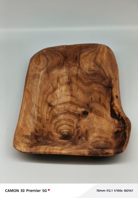 طبق خشب طبيعي بتفاصيل وعروق غنية 🌿 تصميم عضوي غير منتظم يعطي كل قطعة طابع فريد ومميز. مثالي للتقديم أو كلمسة ديكور دافئة وأنيقة ✨