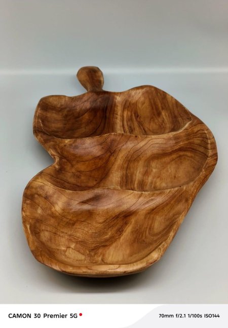 طبق خشب طبيعي مقسّم بتصميم فني مميز 🌿 مثالي لتقديم المكسرات أو المقبلات بطريقة أنيقة وعملية. عروق خشبية فريدة تضيف لمسة فخامة طبيعية لأي جلسة ✨