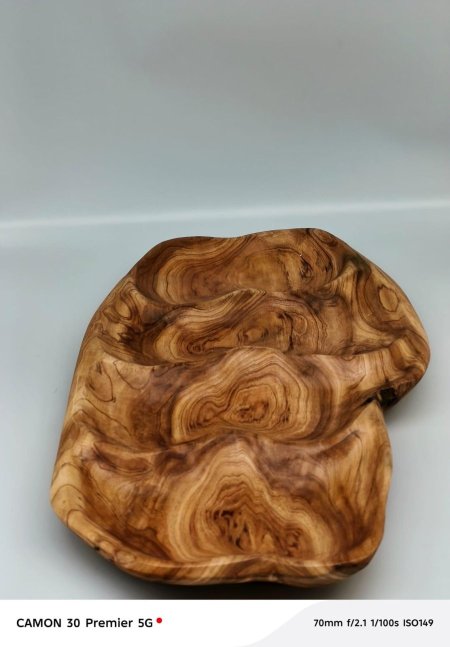 طبق خشب طبيعي بتصميم عضوي مميز 🌿 تفاصيل وعروق قوية تعطي كل قطعة شكل فريد لا يتكرر. مثالي للتقديم أو كقطعة ديكور تضيف فخامة طبيعية لطاولتك ✨